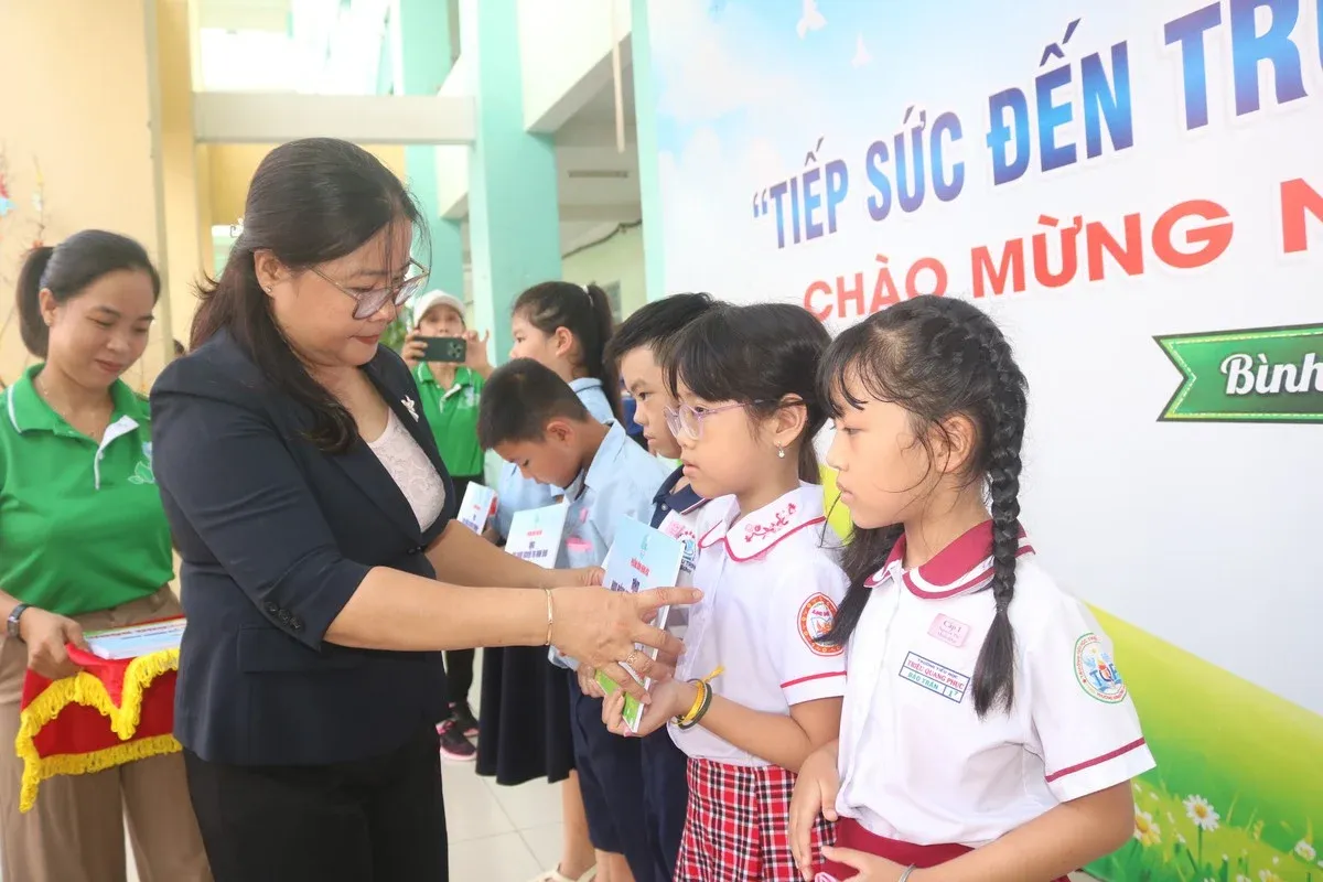 Hơn 100 triệu đồng và những phần quà ý nghĩa: Khi cộng đồng cùng tiếp sức học sinh khó khăn đến trường