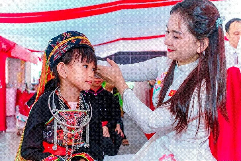 Trao tặng sách giáo khoa và văn hóa đọc tiếp sức học sinh vùng biên