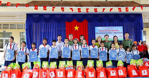 Cảnh sát địa phương hỗ trợ học sinh khó khăn: Từ cặp sách đến xe đạp và học bổng