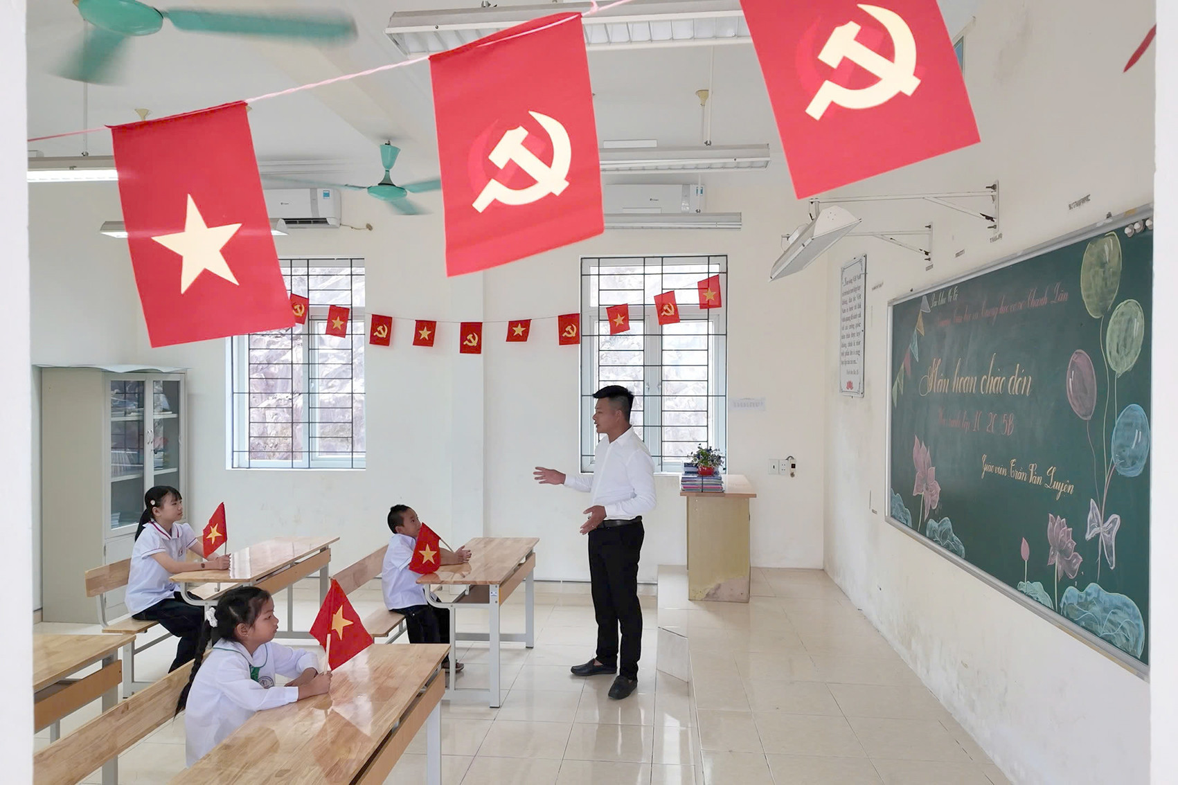 Lễ khai giảng giữa biển khơi và lời khẳng định về quyền học của trẻ em đảo tiền tiêu