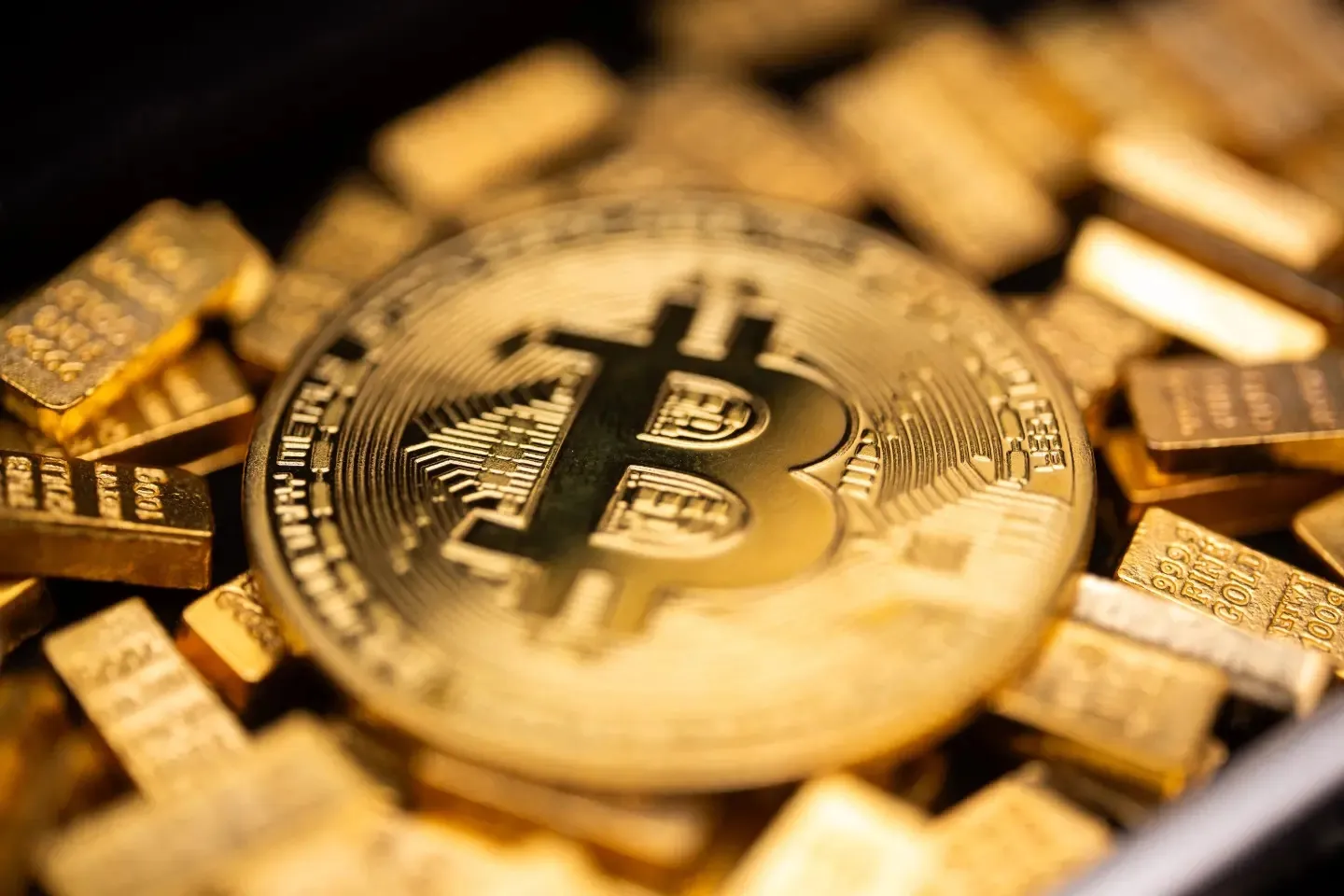 Bitcoin và vàng đang giao dịch như nhau: nên mừng hay nên lo?