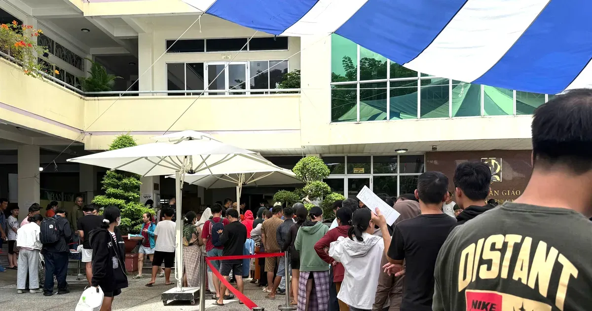 Phụ huynh xếp hàng mua sách giáo khoa sau khai giảng