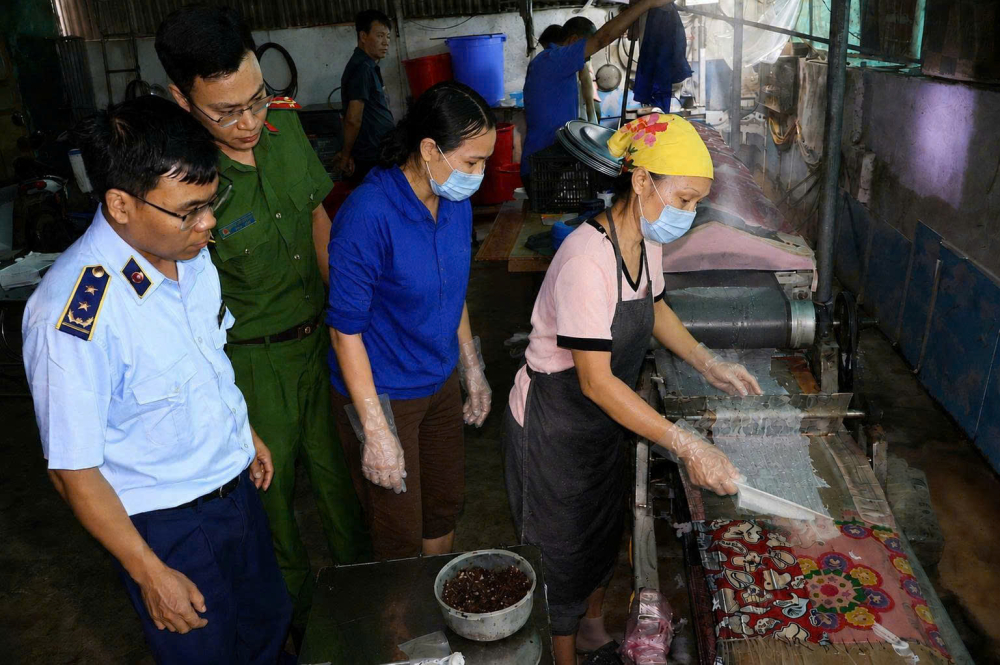Bánh cuốn, bánh nướng và thịt xiên: Mặt tối an toàn thực phẩm đường phố