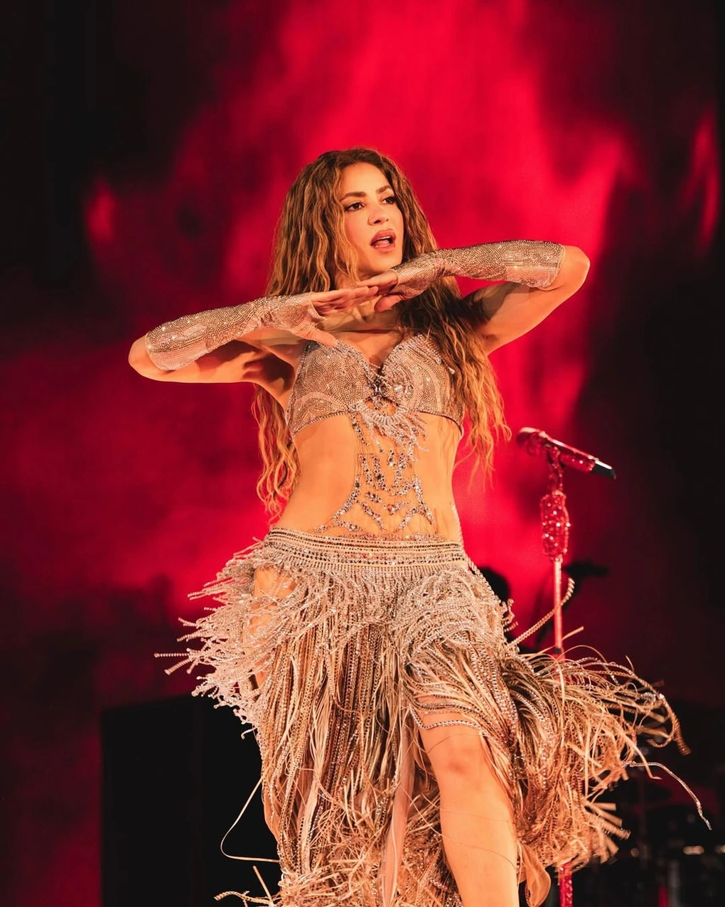 Lisa và Shakira chuẩn bị làm nên lịch sử tại sân khấu World Cup