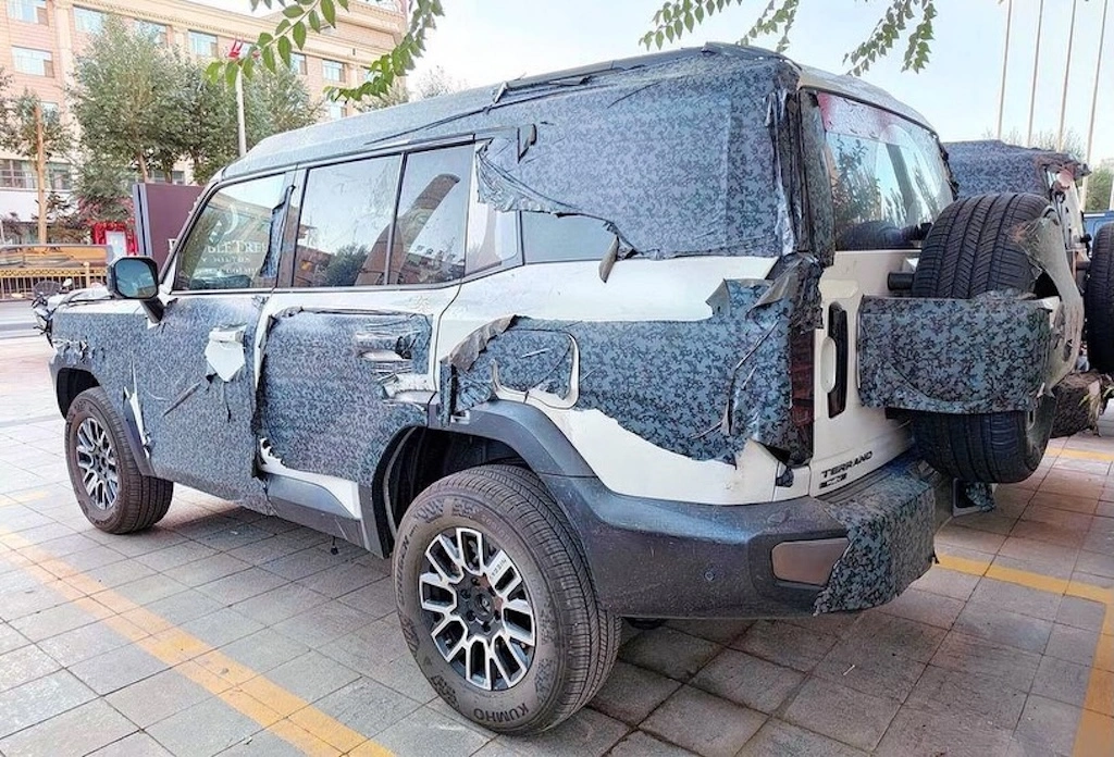 Nissan Terrano PHEV: SUV địa hình hybrid cắm sạc thách thức Land Cruiser Prado