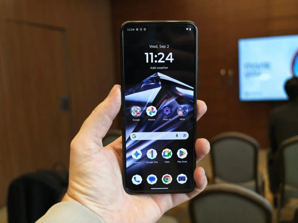 Motorola Razr Swarovski: điện thoại gập sang trọng rẻ hơn Galaxy Z Flip8