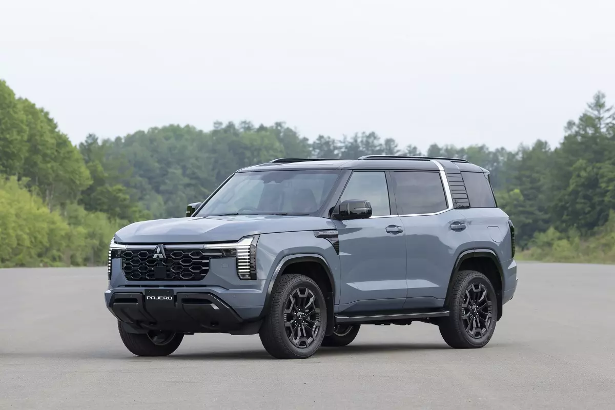 Mitsubishi Pajero đắt hơn Ford Everest: chiến lược giá hay liều lĩnh?