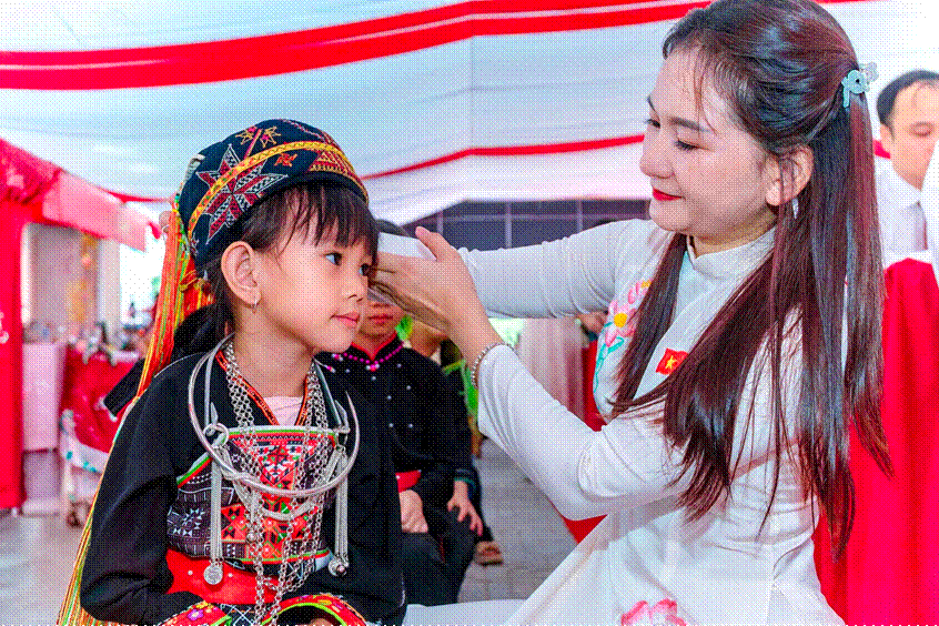 1.000 bộ sách giáo khoa vùng biên và tham vọng thu hẹp khoảng cách học tập