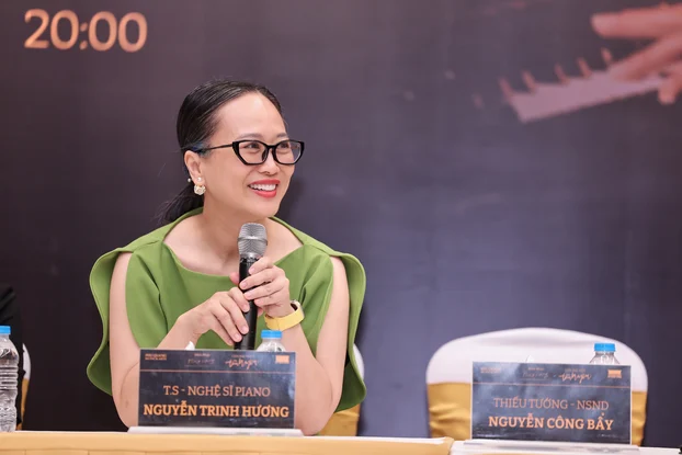 Ba con nhạc sĩ Phú Quang lần đầu cùng sân khấu