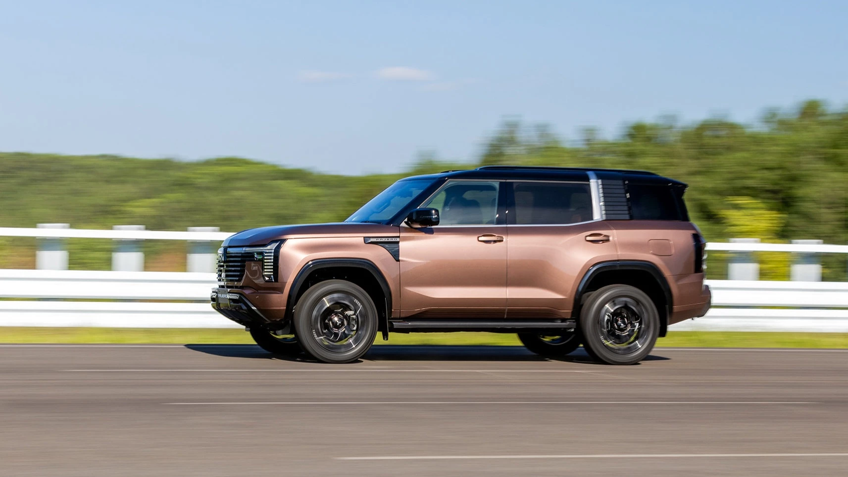 Pajero tái xuất: nền tảng Triton và cuộc chơi mới với Prado, Everest