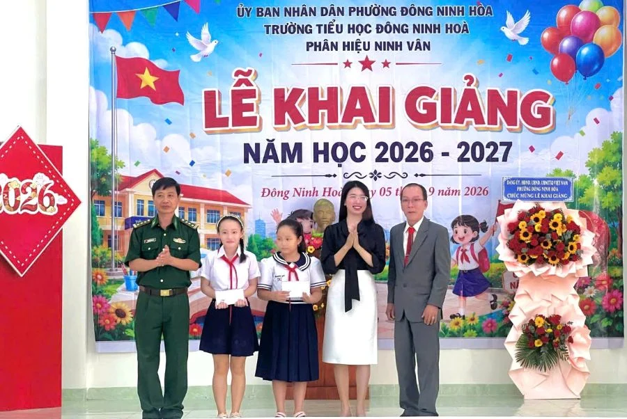 Bộ đội Biên phòng tiếp sức đến trường cho học sinh vùng biên