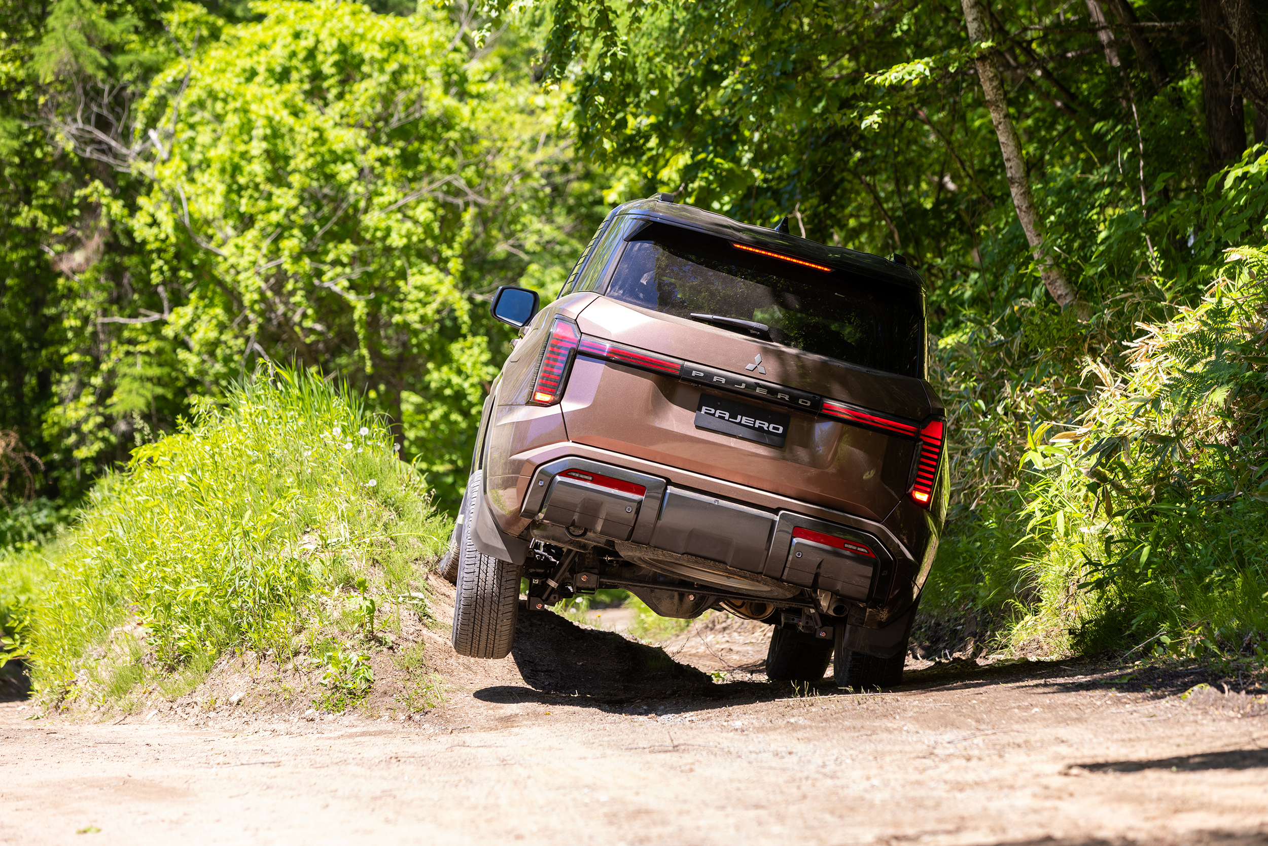 Mitsubishi Pajero thế hệ 5 trở lại và cuộc đấu Prado – Everest