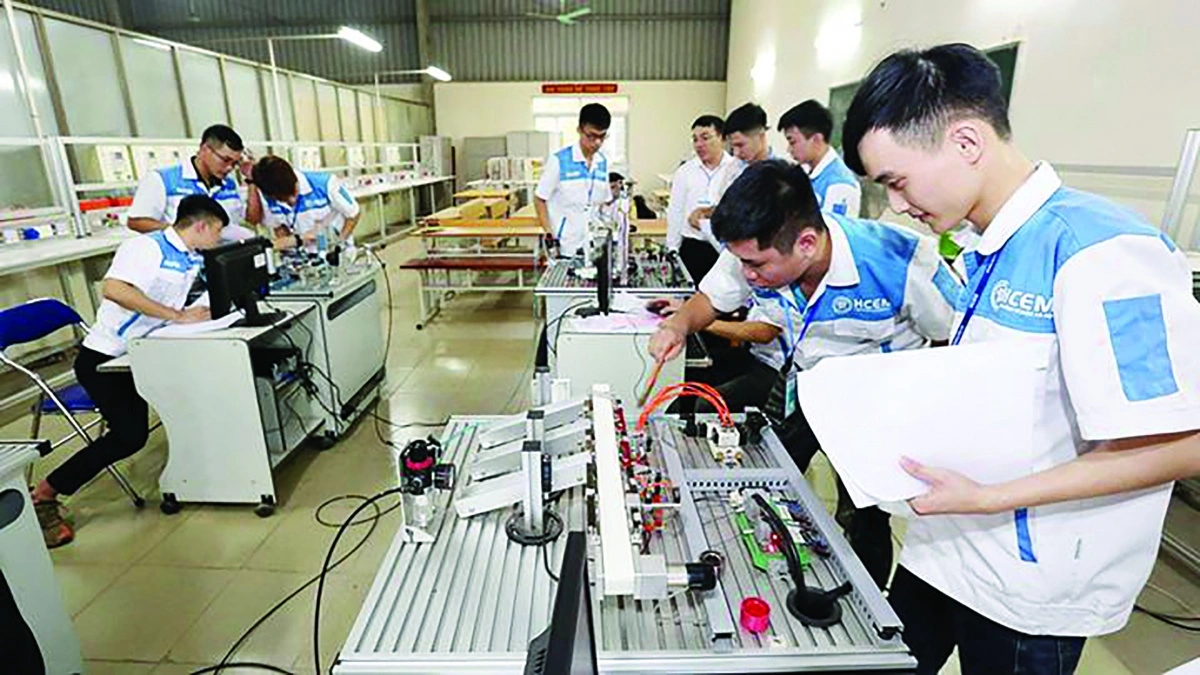 Hơn 325.000 học sinh không vào đại học: Con đường nào đang mở ra?