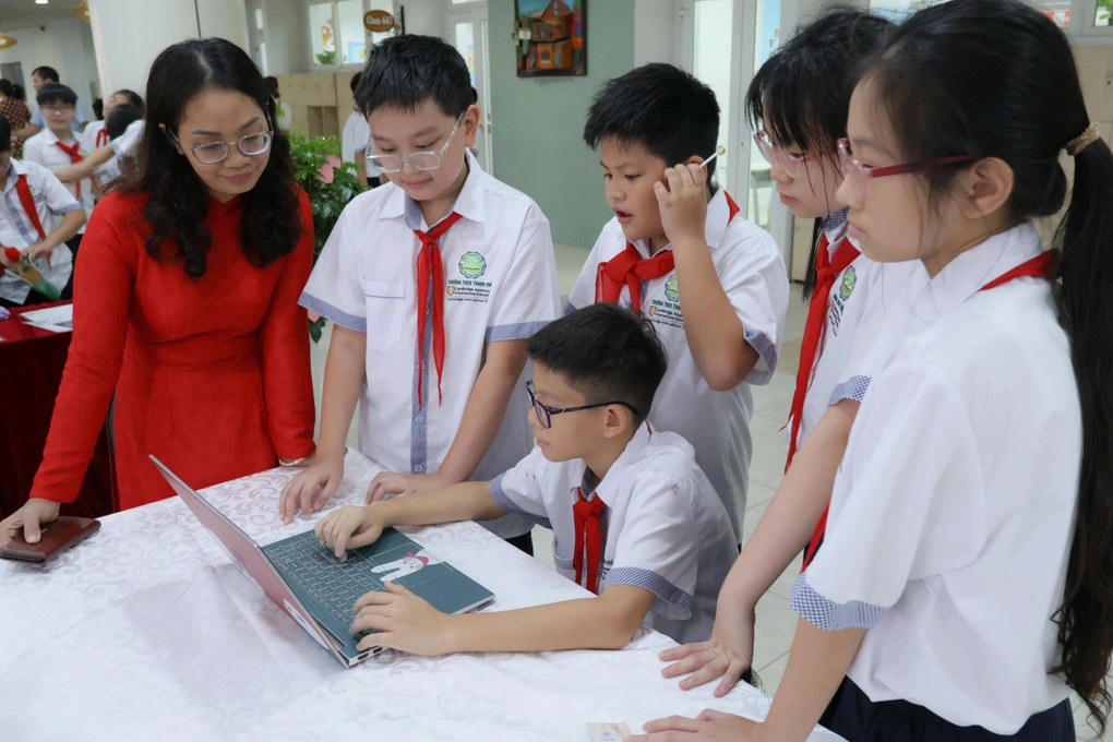 Học sinh khám phá STEM và AI ngay trong lễ khai giảng