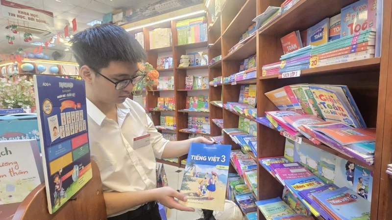 Sách giáo khoa khan hiếm trước khai giảng: 7 giải pháp phụ huynh cần làm ngay