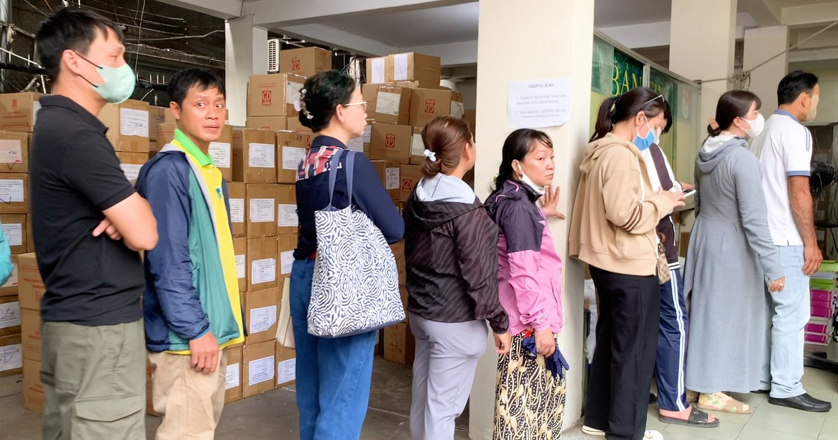 Phụ huynh xếp hàng mua sách giáo khoa: Lỗi hệ thống chứ không phải thói quen mua trễ
