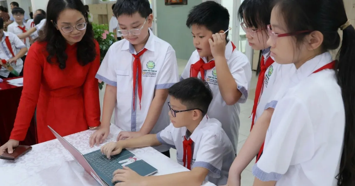 Học sinh khám phá STEM và AI ngay trong lễ khai giảng