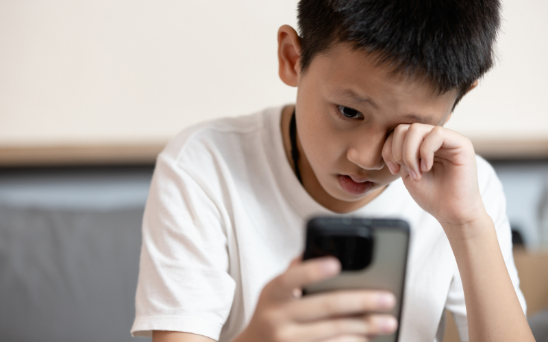 Dùng điện thoại, máy tính nhiều: 7 dấu hiệu mắt suy giảm và cách bảo vệ