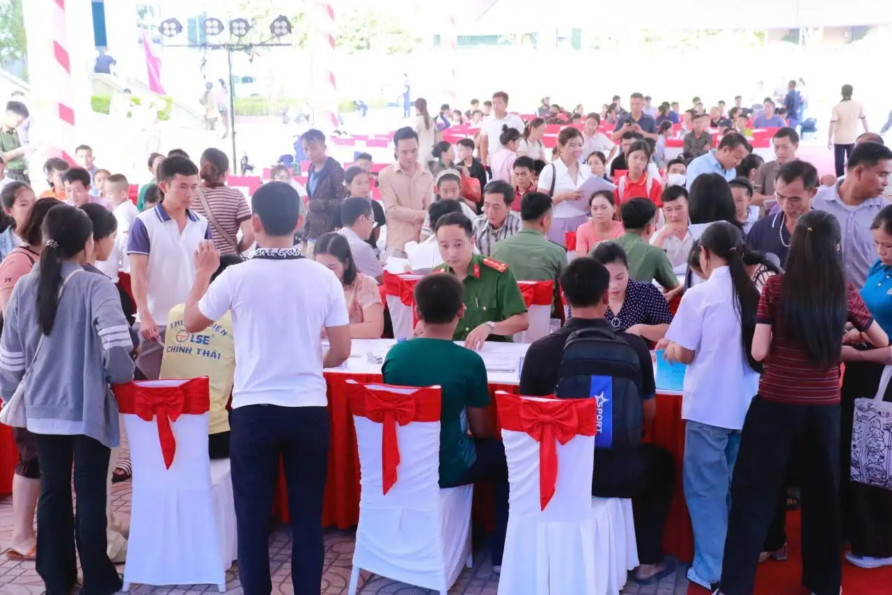 Vượt qua khoảng cách địa lý để học sinh vùng sâu vùng cao đến trường