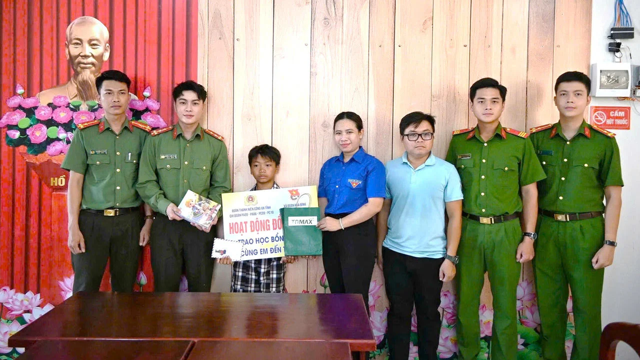Cảnh sát địa phương hỗ trợ học sinh khó khăn: Từ cặp sách đến xe đạp và học bổng