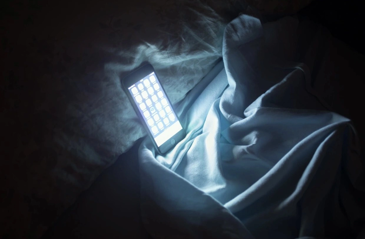 Để điện thoại bên giường khi ngủ: Thói quen nhỏ, cái giá sức khỏe lớn