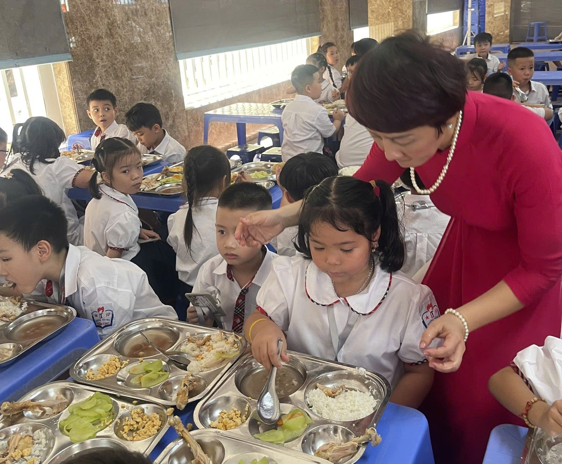Các trường học công khai suất ăn: phụ huynh giám sát bữa trưa thế nào?