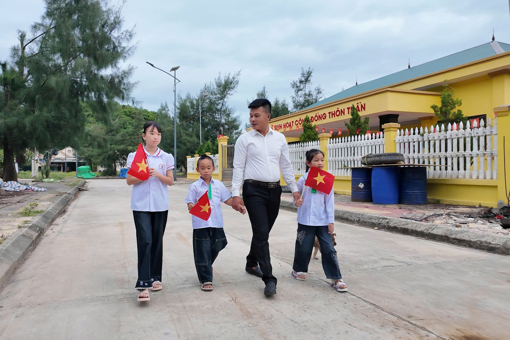 Lễ khai giảng giữa biển khơi và lời khẳng định về quyền học của trẻ em đảo tiền tiêu