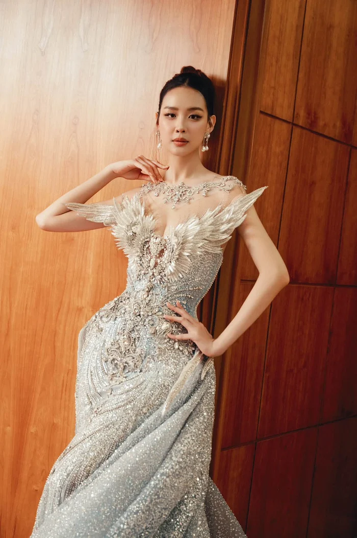Váy dạ hội xanh cánh chim của Bảo Ngọc trước chung kết Miss World