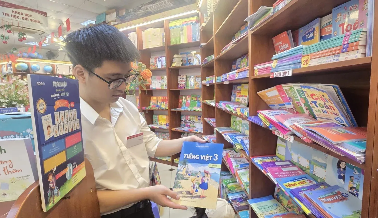 Sách giáo khoa khan hiếm trước khai giảng: Phụ huynh cần làm gì ngay?