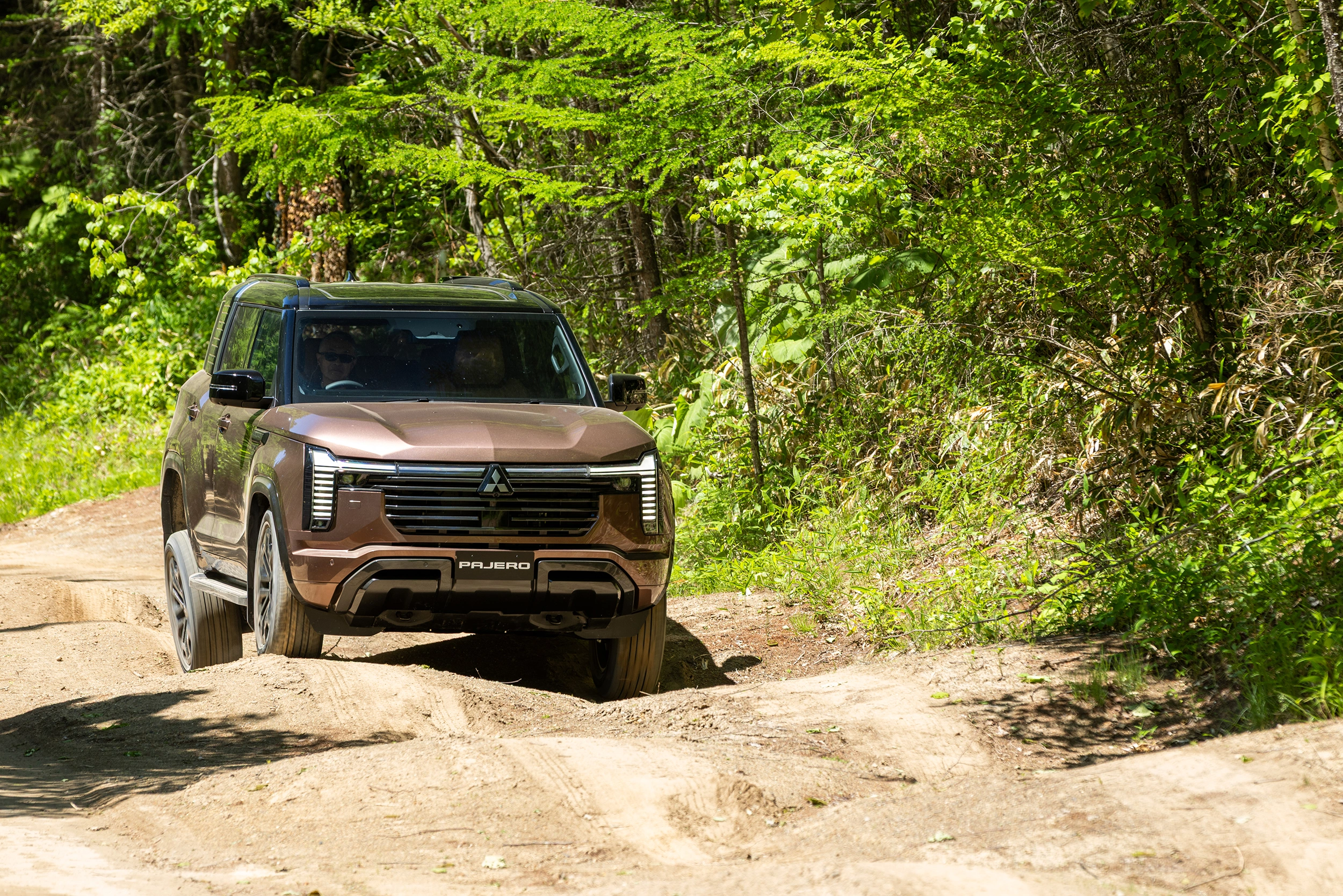 Mitsubishi Pajero trở lại: SUV địa hình cao cấp thách thức Everest và Prado