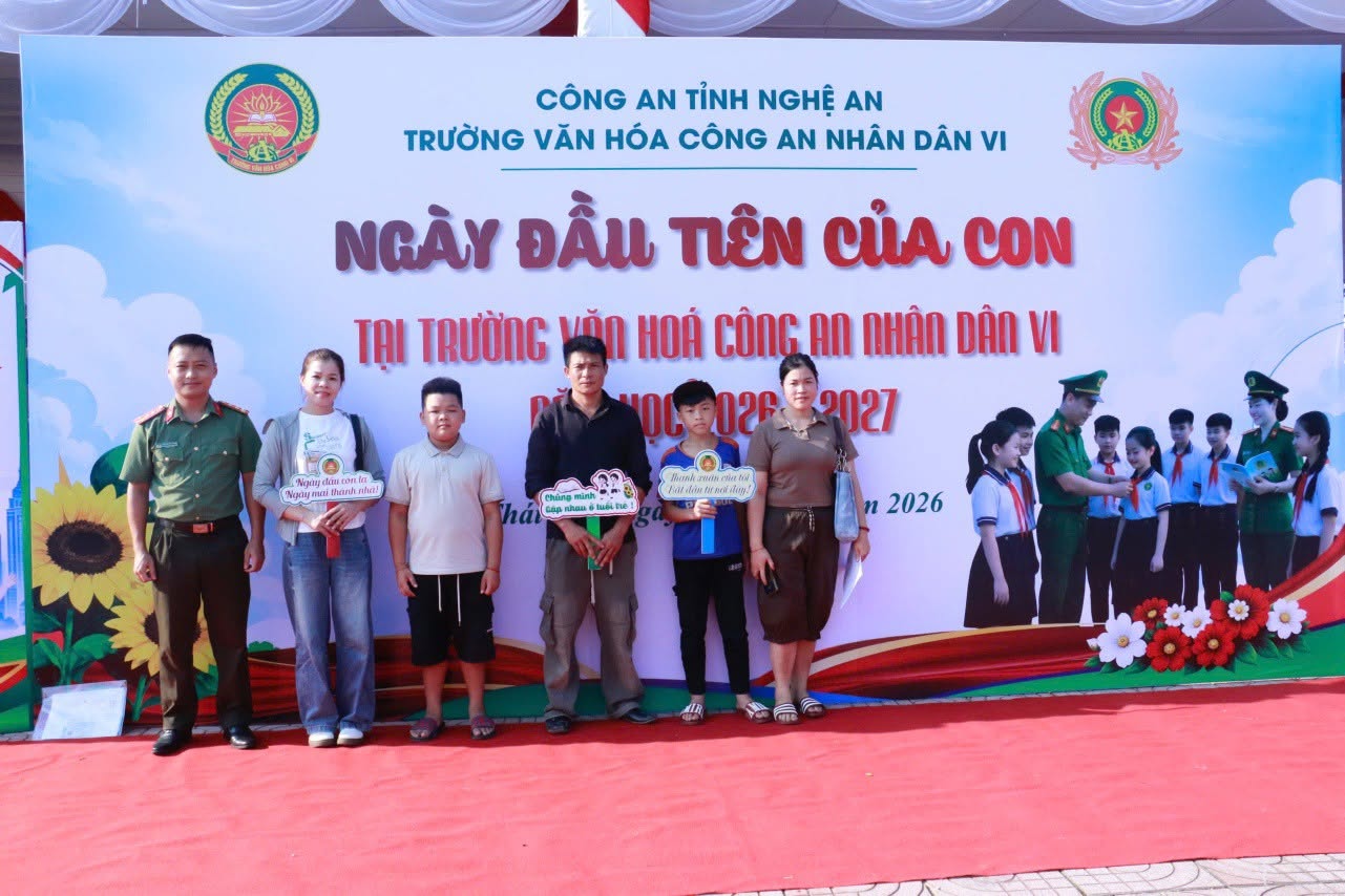 Học sinh vùng sâu vượt núi trăm cây số để đến lớp
