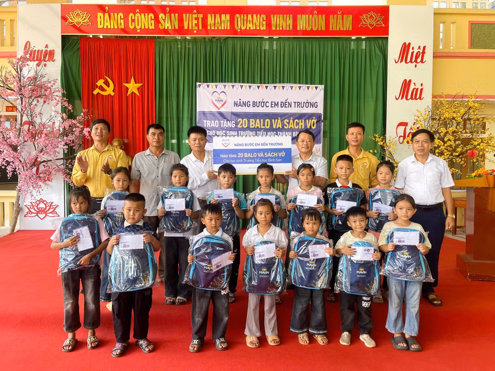 Doanh nghiệp trao học bổng, quà tựu trường: hỗ trợ đúng nơi, đúng lúc