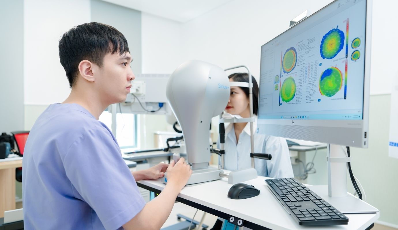 Dùng điện thoại, máy tính nhiều: 7 dấu hiệu mắt suy giảm và cách bảo vệ