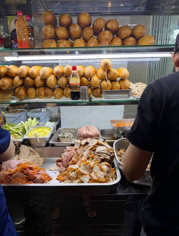 Bánh mì phá lấu Xóm Chiếu và anh chủ đeo vàng trĩu cổ