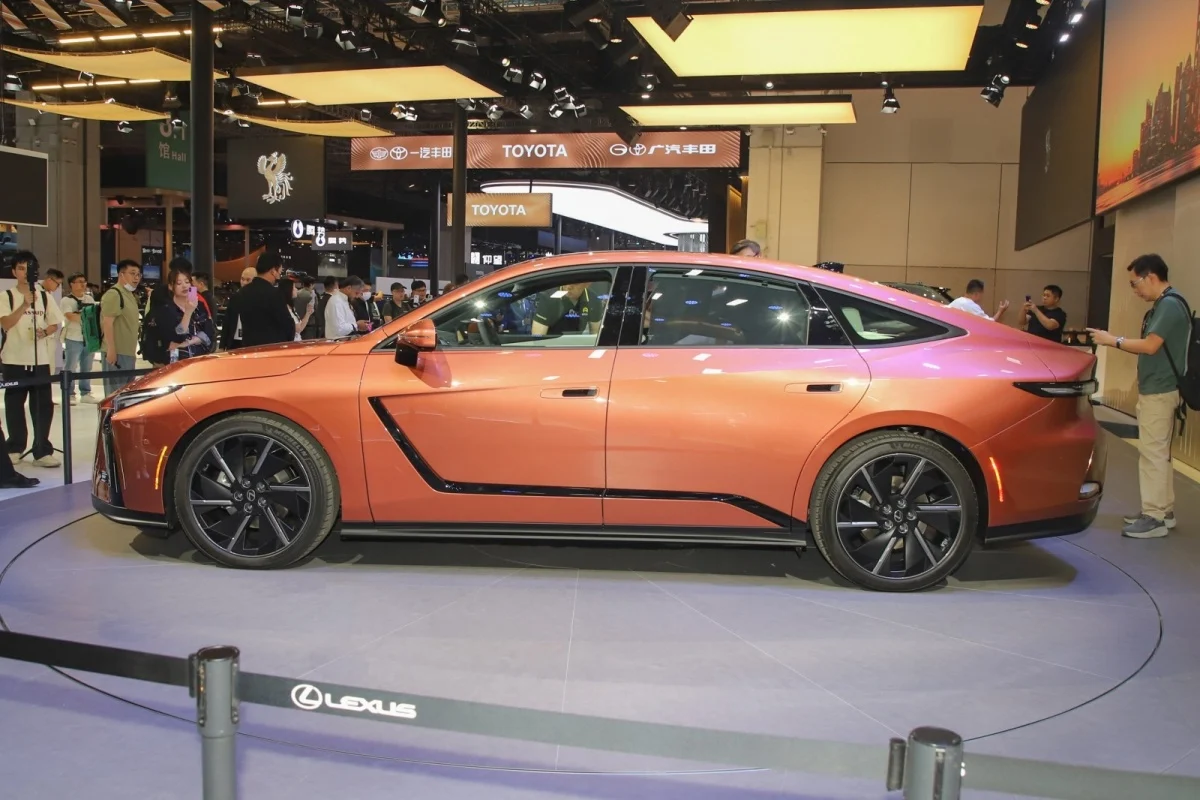 Lexus ES ra mắt: Thuần điện ES 500e và cuộc chơi sedan sang