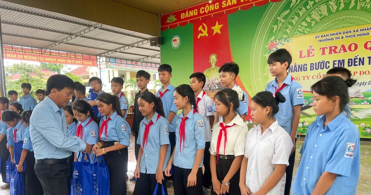 Doanh nghiệp trao học bổng, quà tựu trường: hỗ trợ đúng nơi, đúng lúc