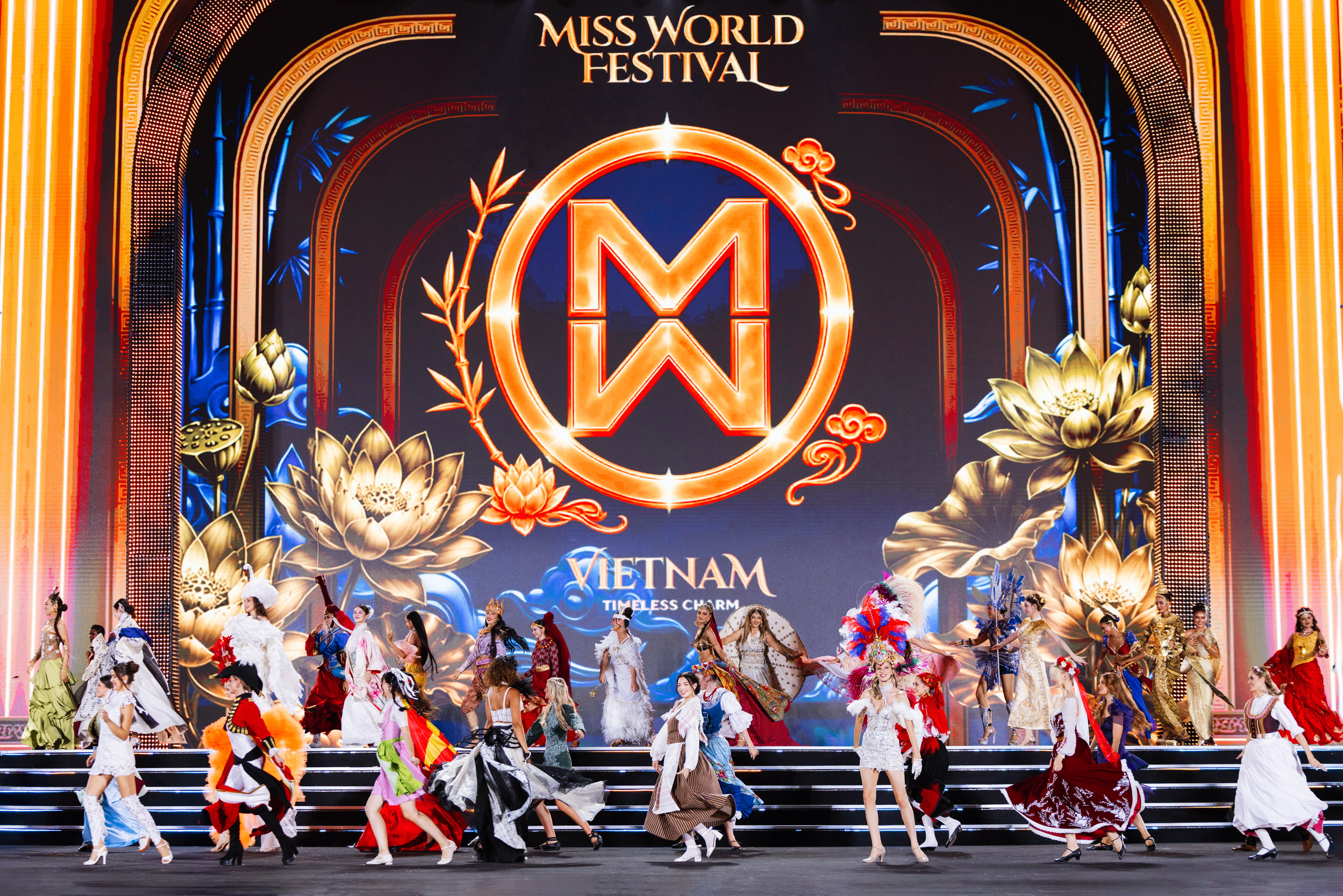 111 thí sinh Miss World trình diễn văn hóa trên sân khấu 110 mét tại Nha Trang