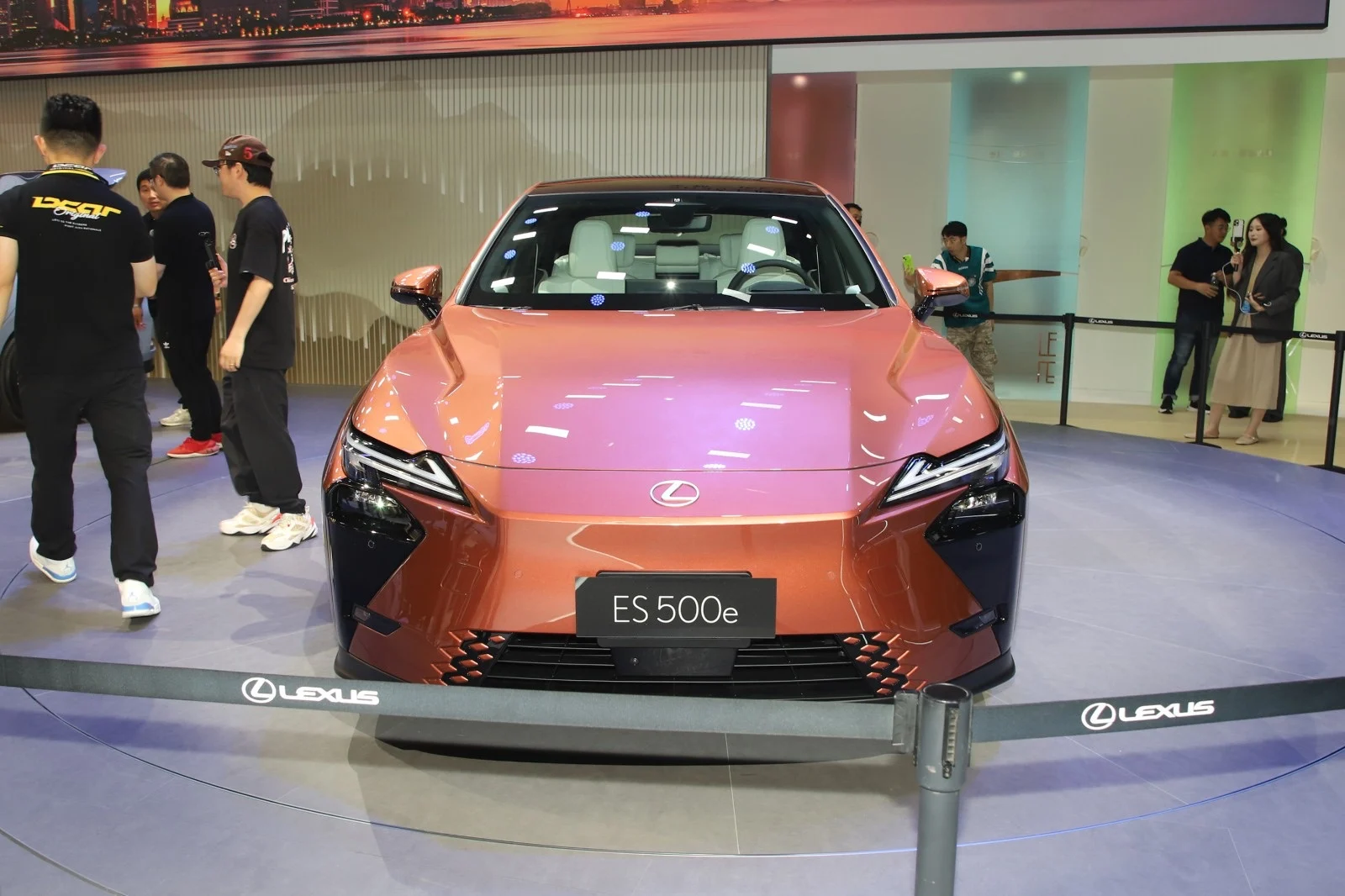 Lexus ES ra mắt: Thuần điện ES 500e và cuộc chơi sedan sang