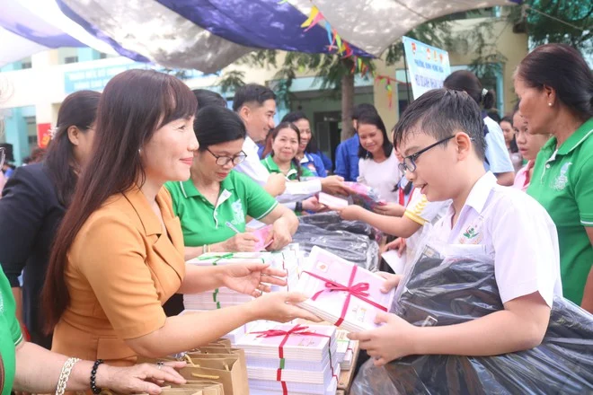 Hơn 100 triệu đồng và những phần quà ý nghĩa: Khi cộng đồng cùng tiếp sức học sinh khó khăn đến trường