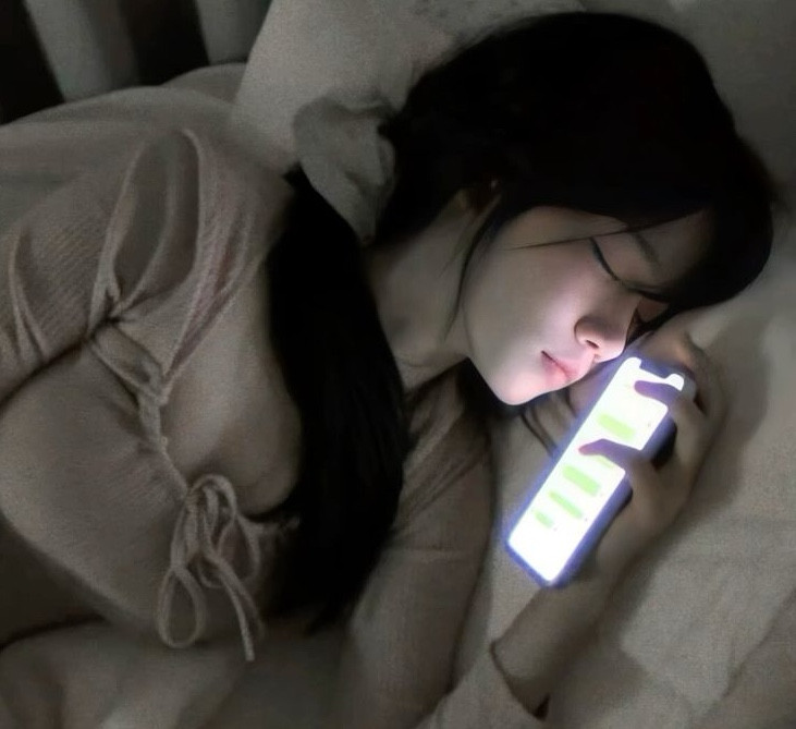 Để điện thoại cạnh gối: thói quen nhỏ, sức ép lớn lên tim