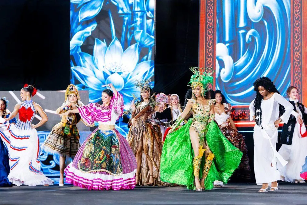 111 thí sinh Miss World tỏa sáng trên sân khấu biển Nha Trang