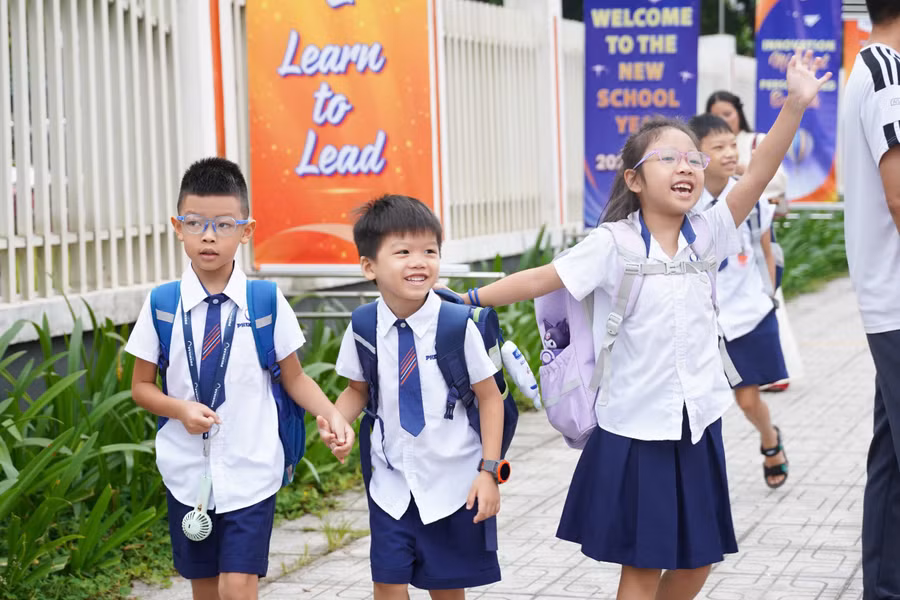 Hơn 3 tỷ đồng học bổng tiếp sức học sinh dịp khai giảng