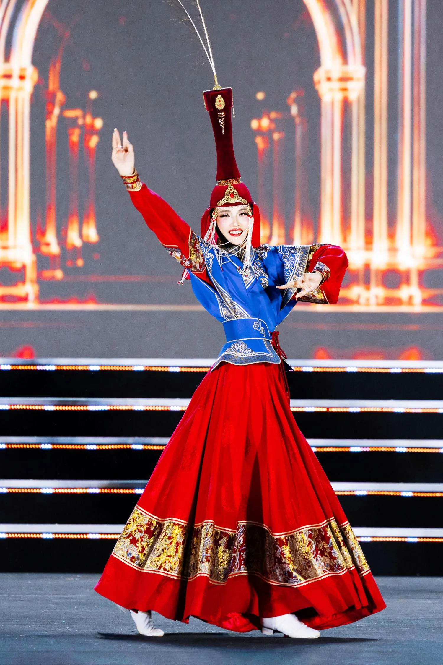 111 thí sinh Miss World tỏa sáng trên sân khấu biển Nha Trang