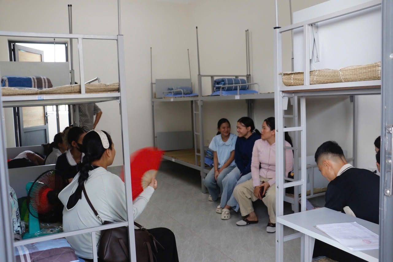 Học sinh vùng sâu vượt núi trăm cây số để đến lớp