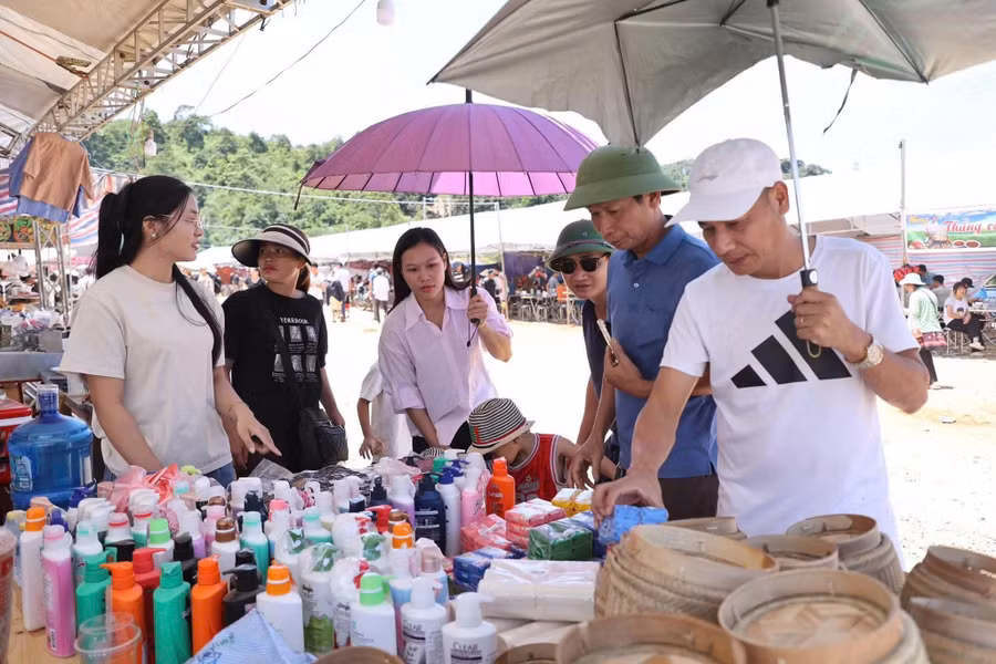 Phiên chợ biên giới Tây Bắc dịp Quốc khánh: đáng đi vì trải nghiệm văn hóa rẻ mà chất