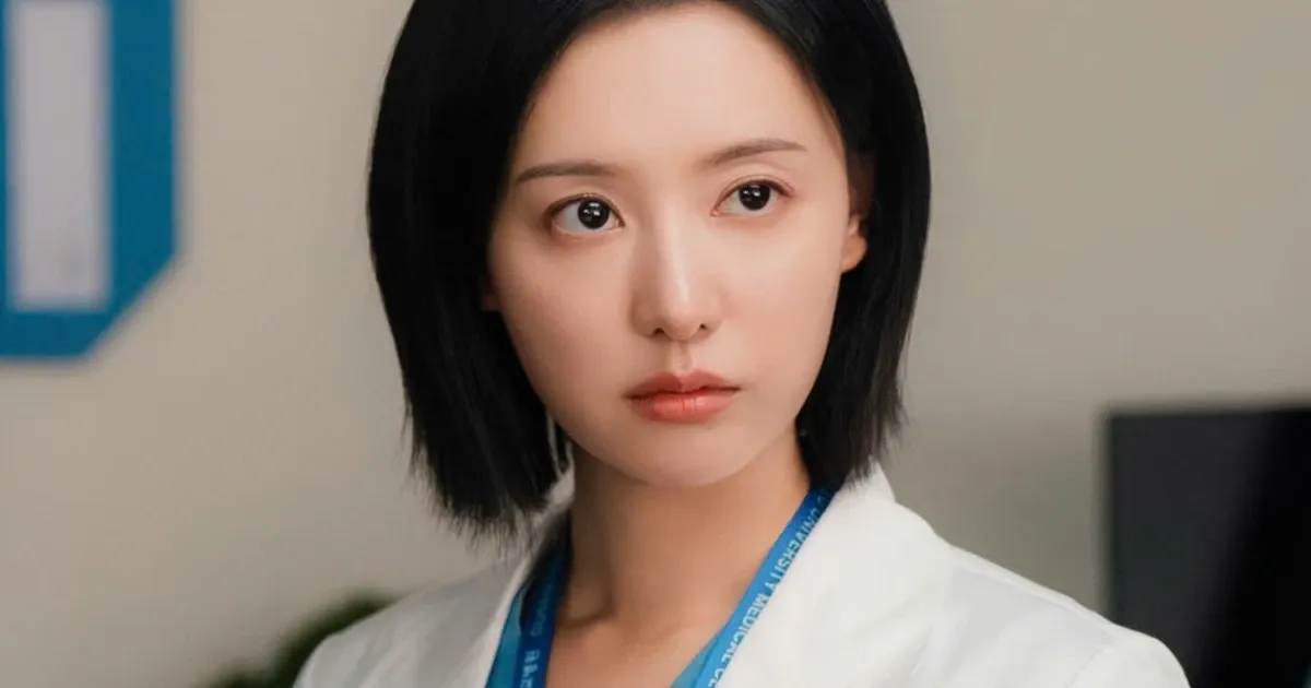 Kim Ji Won Lột Xác Từ Nữ Hoàng Nước Mắt Sang Bác Sĩ Phẫu Thuật