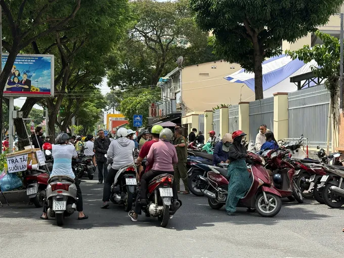 Phụ huynh xếp hàng mua sách giáo khoa từng cuốn sau khai giảng