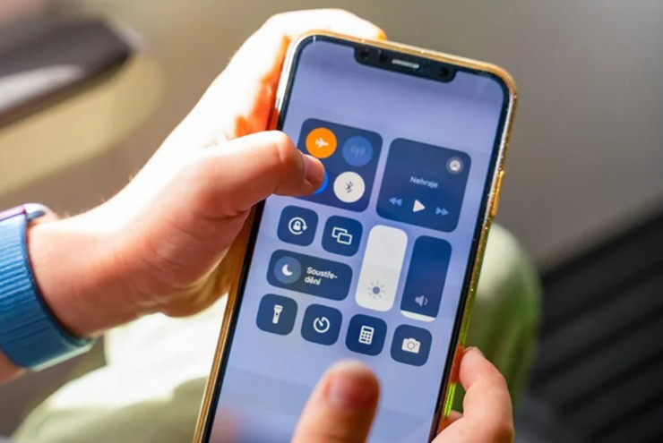 Để điện thoại cạnh gối: thói quen nhỏ, sức ép lớn lên tim