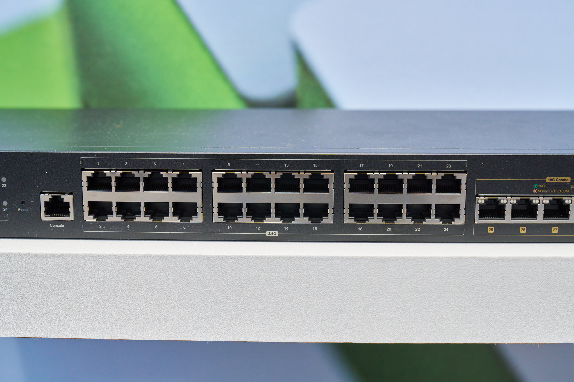 So sánh switch 10GbE quản lý QNAP QSW-M2130 vs Ubiquiti UniFi USW-Pro-XG-10-PoE cho hệ thống NAS