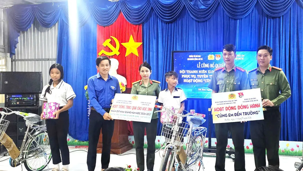 Cảnh sát địa phương hỗ trợ học sinh khó khăn: Từ cặp sách đến xe đạp và học bổng